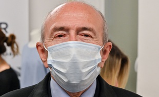 Gérard Collomb, maire de Lyon et candidat à la métropole, a visité le 30 avril un atelier fabriquant des masques.
