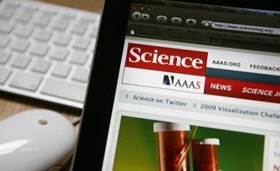 L'essai clinique ayant montré que les antirétroviraux permettaient d'éliminer quasiment le risque de transmission du virus du Sida par des séropositifs est, selon le palmarès annuel de la revue Science publié jeudi, l'avancée scientifique la plus importante de 2011.