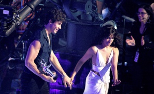 Les chanteurs Shawn Mendes et Camila Cabello aux MTV Video Music Awards 2019