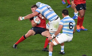 Owen Farrell victime d'un plaquage haut lors du match Angleterre-Argentine, le 5 octobre 2019.