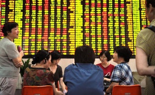 Chinoise à la retraite, Mme Wang a placé ses économies à la bourse de Shanghai, mais son investissement initial de 50.000 yuans (6.200 euros) ne cesse de fondre dans un marché en plein déprime.