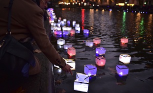 Le 13 novembre 2016, lors de la cérémonie aux lanternes, au canal Saint-Martin, en hommage aux victimes des attentats du 13-Novembre.