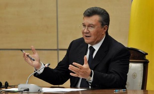 Le président déchu Viktor Ianoukovitch est réapparu vendredi en public en Russie, affirmant ne pas "avoir été renversé" et promettant de lutter "pour l'avenir de l'Ukraine", tandis que Kiev accusait la Russie "d'invasion armée" en Crimée.