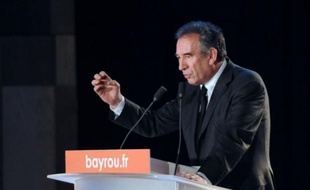 Le candidat du MoDem à l'Elysée François Bayrou a justifié mardi la poursuite de sa campagne, après une minute de silence en hommage aux victimes de Toulouse, en expliquant que la question de la montée de l'intolérance méritait d'être traitée durant la présidentielle.