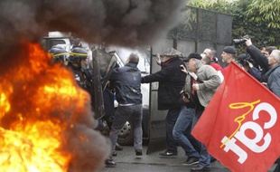 Plusieurs centaines de salariés Goodyear s'étaient rassemblés devant le siège de Rueil-Malmaison (Hauts-de-Seine)