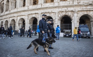 Patrouille policière devant le Colisée à Rome (Italie), le 29 décembre 2016.