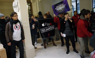 L'association altermondialiste Attac a mené une série d'actions contre le géant américain Apple pour
