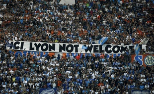 En septembre 2015, le stade Vélodrome accueillait chaudement l'OL. Trois ans plus tard, la relation est encore plus orageuse entre les supporters des deux Olympiques.