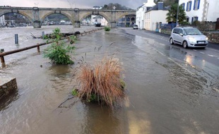 L'accalmie prévalait samedi dans l'Ouest et dans le Nord sur le front des inondations mais les prévisions de Météo France renforcent les craintes de crues plus sévères en début de semaine prochaine, en raison des précipitations annoncées sur des terres déjà gorgées d'eau.