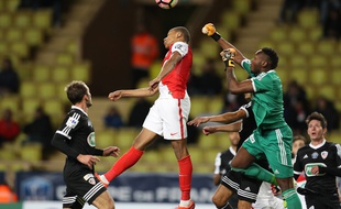 Riffi Mandanda, ici en 2017 face à Kylian Mbappé lors d'un match de coupe de France entre Monaco et Ajaccio.