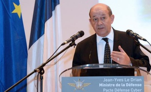 Le ministre de la Défense, Jean-Yves Le Drian, a lancé vendredi près de Rennes le "Pacte Défense Cyber 2014-2016" pour répondre au "défi stratégique de grande ampleur" que constitue la sécurisation de l'armée et de l'industrie face à la multiplication des attaques informatiques.