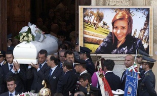 Retour à la case départ dans l'enquête sur l'attentat devant un lycée qui a tué une élève à Brindisi (sud de l'Italie): les policiers ont recommencé mardi à analyser une vidéo de l'auteur présumé du massacre, après avoir mis hors de cause un homme interrogé la veille.