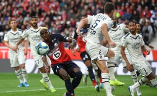 Le Lillois Victor Osimhen tente de percer la défense bordelaise au Stade Pierre Mauroy. (FRANCOIS LO PRESTI / AFP)
