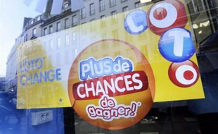 Un joueur, qui avait validé son bulletin sur internet, a remporté samedi soir la cagnotte de 14 millions d'euros en jeu à l'occasion du premier mois d'existence du nouveau Loto dont le tirage était retransmis sur France 2, battant du même coup un record datant près de dix ans.
