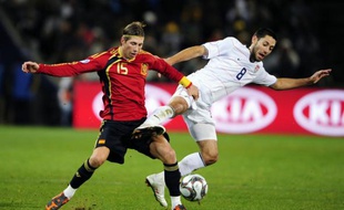 Le footballeur espagnol Sergio Ramos (à g.), à la lutte avec l'Américain Clint Dempsey lors de la demi-finale de la Coupe des confédérations, le 24 juin 2009 à Bloemfontein.