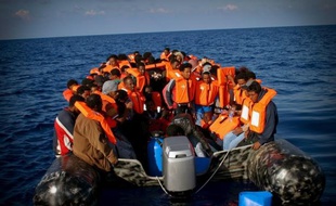 Les garde-côtes maltais ont secouru lundi quelque 80 immigrants sur un canot pneumatique bondé, après avoir été alertés par un patrouilleur italien, a annoncé la marine italienne.