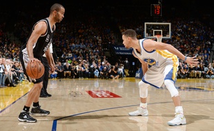 Tony Parker, des San Antonio Spurs, face à Stephen Curry, des Golden State Warriors, le 7 avril 2016.