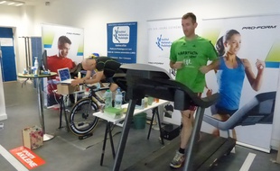 Manuel Da Cunha et Phillipe Dieumegard tentent de parcourir la plus grande distance possible en six jours sur tapis roulant et vélo home-trainer.