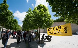 Bordeaux, 14 mai 2014. - Manifestation de soutien aux militants du Dal juges pour violation de domicile prive devant le TGI de Bordeaux. - Photo : Sebastien Ortola