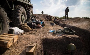 Des combattants ukrainiens attendent dans une tranchée sur le front près de Debaltseve, le 25 août 2014
