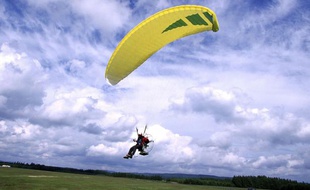 Les victimes pratiquaient le parapente biplace. Illustration.