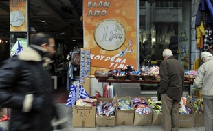 La Grèce risque de sortir de la zone euro si elle dénonce les accords passés avec l'UE et le FMI pour la sauver de la faillite en échange de son ajustement budgétaire, a mis en garde mercredi le conseiller économique du gouvernement grec sortant.