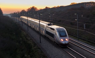 Circulation d'un train à grande vitesse sur la ligne Altantique.