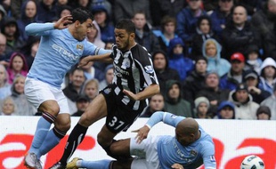 Hatem Ben Arfa séché part Nigel De Jong, le 3 octobre 2010. Le Français sera victime d'une double-fracture tibia-péroné sur ce tacle.