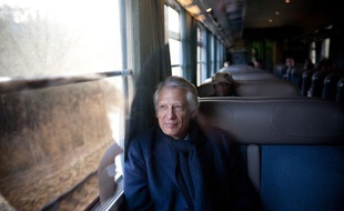 Dominique de Villepin, candidat de Republique Solidaire à la présidentielle, part a la rencontre d'exploitants agricoles dans le village d' Anizy Pinon en Picardie. Le voyage s'est déroulé en TER 2ème classe (le 17 janvier 2012).