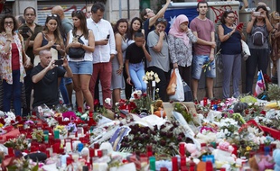 Des passants se recueillent sur les Ramblas en Catalogne après le double attentat à Barcelone et Cambrils, le 21 août 2017.