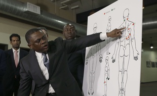 Le médecin légiste Dr. Bennet Omalu explique les impacts de balles sur le corps de Stephon Clark, abattu par des policiers le 18 mars 2018 aux Etats-Unis.