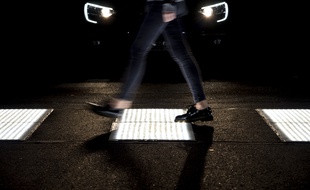 Les passages-cloutés lumineux sont installés à la sortie de l’autoroute A8.
