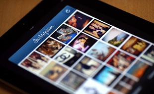 Si vous faites la photo du siècle en utilisant Instagram, attention, l'application pour smartphone achetée par Facebook pourra la vendre à votre place. Sans vous reverser un centime et... sans vous prévenir! La nouvelle, qui résulte d'une modification des conditions générales de l'application aux plus de 100 millions d'utilisateurs dans le monde, a fait le tour d'internet mardi. "Instagram veut vendre nos photos sans rien partager. adieu instagram", twittait @Chastelfrank. D'autres rigolent de ces réactions épidermiques: "Non mais vous croyez sérieusement que quelqu'un va payer de l'argent pour acheter un instagram de votre chat assis sur votre macbook à côté du cupcake", se moque @fhtagn.