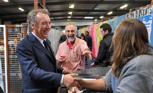 Le président du MoDem, François Bayrou, serait battu en duel ou en cas de triangulaire par son adversaire socialiste, Nathalie Chabanne, au second tour des élections législatives dans la deuxième circonscription des Pyrénées Atlantiques, selon un sondage Ifop pour le JDD.