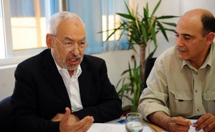 Vainqueurs des premières élections libres en Tunisie, les islamistes d'Ennahda ont insisté vendredi sur leur engagement démocratique, mais des violences ont éclaté dans la ville symbole de la révolution, Sidi Bouzid.