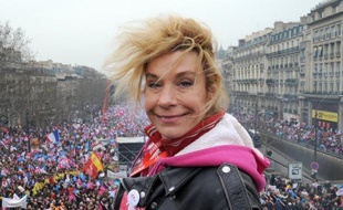 Humoriste déjantée et lobbyiste catholique au style provocateur, Frigide Barjot a réussi pendant six mois à fédérer derrière elle le mouvement d'opposition au mariage homo avant d'être débordée sur sa droite, au point d'hésiter à manifester pour le dernier grand rassemblement.