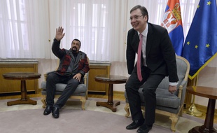 L'acteur américain Steven Seagal lors d'un entretien avec le Premier ministre serbe Aleksandar Vucic, à Belgrade, Serbie, le 1er décembre 2015.