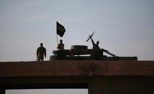 Des jeunes syriens effectuent leur dernier entrainement avant d'être envoyés sur le front avec le groupe rebelle Jaïch al-Islam, dans la Ghouta orientale, à l'est de Damas, le 8 décembre 2014