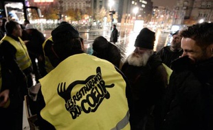 Distribution de repas à des SDF par des bénévoles des Restos du Coeur le 25 novembre 2013 à Paris