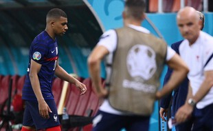 Mbappé juste après son échec sur son tir au but.