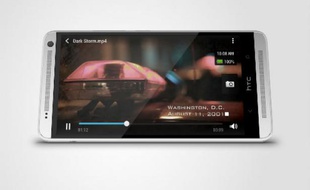 Avec son écran géant de 5,9'' (15 cm de diagonale), le HTC One Max joue davantage dans la cour des "phabblettes" que dans celle des smartphones.