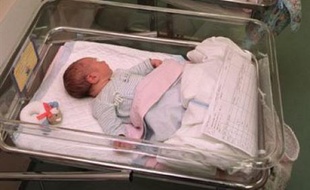 Le presse espagnole s'alarmait mercredi de la naissance d'un bébé mis au monde par une fillette de 10 ans et de la joie affichée par sa mère, une Roumaine arrivée dans le sud de l'Espagne il y a trois semaines.