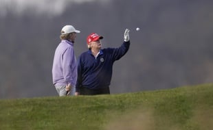 A droite, Donald Trump