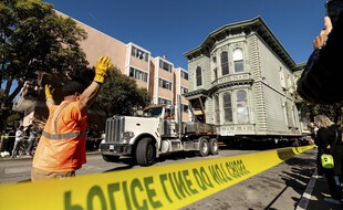 Une maison entière a été déplacée d'un bloc à San Francisco le 21 février 2021.