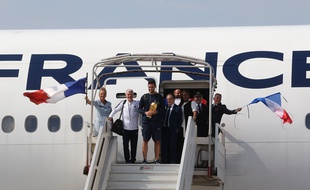Le sélectionneur de l’équipe de France, Didier Deschamps, et le capitaine des Bleus, Hugo Lloris, sortent de l’avion le 16 juillet 2018 vers 17 heures.