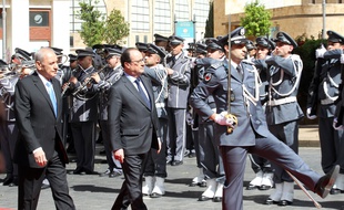 François Hollande (C) passe en revue la garde d'honneur avec le président du Parlement libanais, Nabih Berri (G) à son arrivée à Beyrouth, le 16 avril 2016.