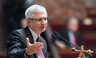 Le président de l'Assemblée nationale, Claude Bartolone, a expliqué vendredi qu'il essayait de "convaincre" Jérôme Cahuzac de renoncer à son siège de député après ses aveux sur la détention d'un compte bancaire non déclaré à l'étranger.