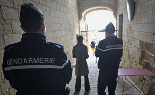 Des gendarmes pour le contrôle du pass sanitaire dans les châteaux de la Loire.