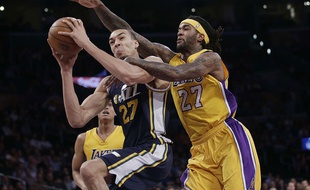 Rudy Gobert (à gauche) lors d'un match contre les Lakers le 19 mars 2015.