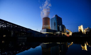 Des militants de Greenpeace projettent le slogan «Crise climatique made in Germany» sur la tour de refroidissement de la centrale électrique au charbon Datteln 4 d'Uniper à Datteln, dans l'ouest de l'Allemagne, le 30 mai 2020.